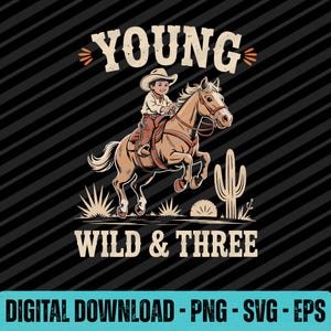Könnte beinhalten: Digitales Grafikdesign mit einem jungen Cowboy auf einem Pferd, mit dem Text "YOUNG WILD & THREE". Das Design umfasst einen Cowboyhut, einen Sattel und Wüstenpflanzen, vor einem schwarzen Hintergrund. Der Text unten lautet "DIGITALER DOWNLOAD - PNG - SVG - EPS".