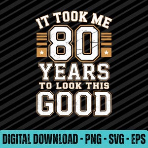 Op de afbeelding: Zwart-wit grafisch ontwerp met de tekst "IT TOOK ME 80 YEARS TO LOOK THIS GOOD". Het getal 80 staat in een vetgedrukte letter in collegestijl. De woorden "DIGITAL DOWNLOAD - PNG - SVG - EPS" staan onderaan.
