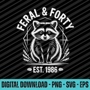 Peut inclure: Graphique noir et blanc d'un raton laveur avec le texte "FERAL & FORTY" au-dessus. En dessous du raton laveur, le texte "EST. 1986". Les mots "DIGITAL DOWNLOAD - PNG - SVG - EPS" sont en bas.