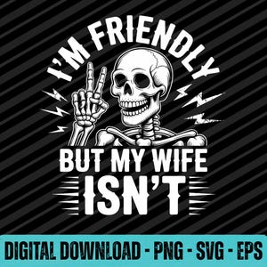 Może przedstawiać: Czarno-biały projekt graficzny przedstawiający szkielet wykonujący gest pokoju. Tekst brzmi I'M FRIENDLY BUT MY WIFE ISN'T. Tło składa się z ukośnych pasków, a dolny tekst brzmi DIGITAL DOWNLOAD - PNG - SVG - EPS.