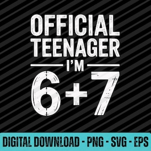 Puede incluir: Diseño gráfico en blanco y negro con el texto "OFFICIAL TEENAGER I'M 6+7" en una fuente audaz y desgastada. El fondo es negro con rayas diagonales blancas. La parte inferior de la imagen dice "DESCARGA DIGITAL - PNG - SVG - EPS".