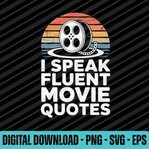 Könnte beinhalten: Grafikdesign mit einer Filmrollen-Illustration vor einem Hintergrund in Sonnenuntergangsfarben. Der Text lautet "I Speak Fluent Movie Quotes" in fetten weißen Buchstaben. Das Design befindet sich auf einem schwarzen Hintergrund mit diagonalen Linien.