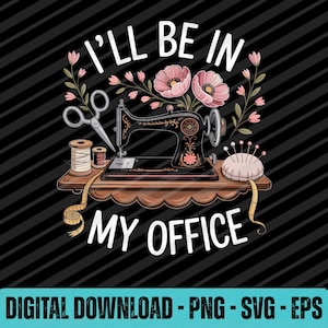 Peut inclure: Graphique numérique avec une machine à coudre vintage, des ciseaux, des bobines de fil et un coussin à épingles. Le texte "I'll be in my office" est affiché au-dessus de la machine à coudre. Le fond est noir avec des rayures diagonales.