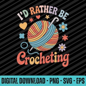 Peut inclure: Graphique rétro sur fond noir avec le texte "I'D RATHER BE Crocheting" dans des polices colorées. Une pelote de laine avec un crochet est l'élément central, entourée de cœurs, d'étoiles et de fleurs. Les mots "DIGITAL DOWNLOAD - PNG - SVG - EPS" sont en bas.