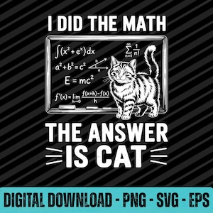 Op de afbeelding: Zwart-witte afbeelding met de tekst "I DID THE MATH THE ANSWER IS CAT" en wiskundige vergelijkingen. Een kattenillustratie staat naast een schoolbord. De onderkant van de afbeelding zegt "DIGITAL DOWNLOAD - PNG - SVG - EPS".