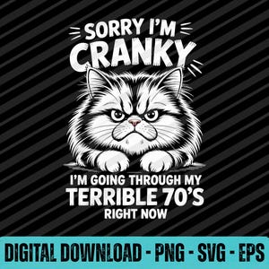 Könnte beinhalten: Schwarz-weiße Grafik einer grummeligen Katze mit dem Text "SORRY I'M CRANKY" darüber. Unter der Katze steht der Text "I'M GOING THROUGH MY TERRIBLE 70'S RIGHT NOW". Der untere Teil des Bildes lautet "DIGITAL DOWNLOAD - PNG - SVG - EPS".