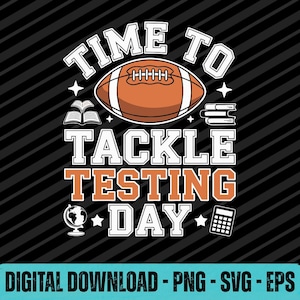 Könnte beinhalten: Schwarze Grafik mit dem Text "TIME TO TACKLE TESTING DAY" in Weiß und Orange. Ein Football ist über dem Text zentriert. Zusätzliche Grafiken sind Bücher, ein Globus, ein Taschenrechner und Sterne. Der untere Teil des Bildes lautet "DIGITAL DOWNLOAD - PNG - SVG - EPS".