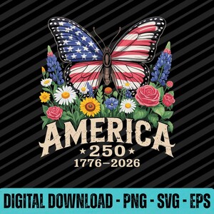 Puede incluir: Un diseño gráfico que muestra una mariposa con alas estampadas como la bandera estadounidense, sobre un grupo de flores coloridas que incluyen margaritas, rosas y lupinos azules. El texto dice AMERICA 250 1776-2026 en una fuente negrita.