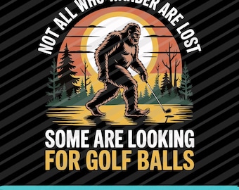 Puede incluir: Diseño gráfico negro con un Bigfoot jugando al golf. El texto dice: "NO TODOS LOS QUE DEAMBULAN ESTÁN PERDIDOS, ALGUNOS BUSCAN PELOTAS DE GOLF". El fondo incluye una puesta de sol y árboles.