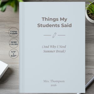 Peut inclure: Un journal bleu clair intitulé "Things My Students Said" avec le sous-titre "(And Why I Need Summer Break)". Le journal mesure 14.5 cm x 20.5 cm et comprend le nom "Mrs. Thompson" et l'année "2026".