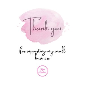 K&ouml;nnte beinhalten: Wei&szlig;er Hintergrund mit rosa Aquarellwaschung und den Worten "Thank you" in Schreibschrift. Darunter steht der Text "for supporting my small business". Ein kleiner rosa Kreis mit dem Text "Lyra Kreations" befindet sich unten.