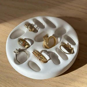 Personlig ringhållare i betong | Handgjord smyckesadressing | Modern smyckesfat | Elegant displaybricka