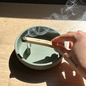Minimalist Palo Santo Holder – Handmade Concrete Incense Tray | Smudge Stick Burner | Ceramic-Look Ash Catcher | Yoga & Meditation Gift