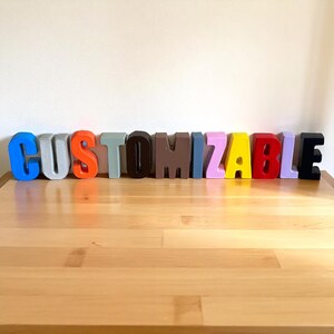 Bloques de letras de colores personalizables: decoración con nombre personalizado, regalo de iniciales personalizado, letras de hormigón arcoíris para escritorio y decoración de fiestas.