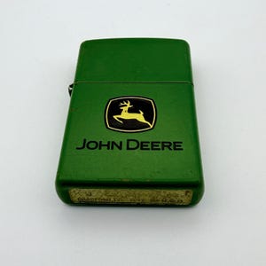 Briquet John Deere Zippo millésime 2004 vert mat - insert assorti J 04 oct.