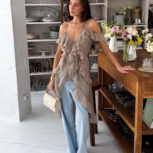 Blusa con volantes y hombros descubiertos para mujer: top romántico y fluido para citas, fiestas o looks informales. Capa ligera de verano. Regalo perfecto para ella.