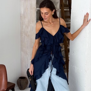 Blusa con volantes y hombros descubiertos para mujer: top romántico y fluido para citas, fiestas o looks informales. Capa ligera de verano. Regalo perfecto para ella.