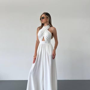 Könnte beinhalten: Ein Set aus drei Keramikbechern mit gesprenkelter, matter Oberfläche. Die Becher sind in Creme-, Hellgrau- und Dunkelgrautönen gehalten. Jeder Becher hat ein schlichtes, minimalistisches Design.