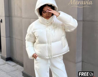 Chaqueta acolchada corta de invierno para mujer, con relleno sintético, capucha y bolsillos. Ideal para el trabajo, ir de compras, vacaciones o como regalo para hija, hermana o amiga.