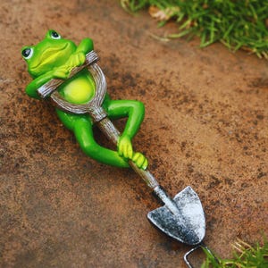 Frog Garden Decor Statue – Cute Frog on Shovel Outdoor Ornament for Planters, Lawns & Fairy Gardens