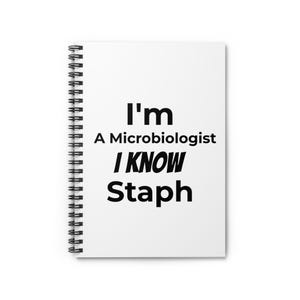 Może przedstawiać: Biały notatnik w spiralnej oprawie z czarnym napisem "I'm A Microbiologist I KNOW Staph". Notatnik ma czarną spiralną oprawę.