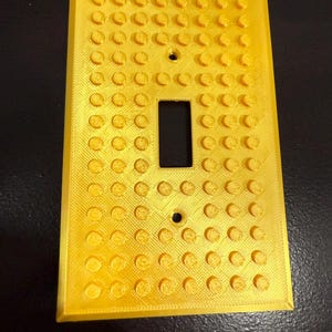 Copertura per interruttore della luce ispirata ai Lego