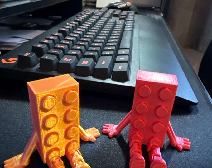 Articulated Brick Buddy - 3D Printed Poseable Desk Companion