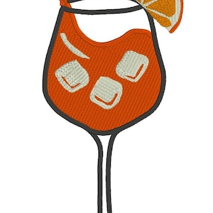 Puede incluir: Una bebida naranja con cubitos de hielo en un vaso alto con una rodaja de naranja en el borde. La bebida es naranja y el vaso es negro.