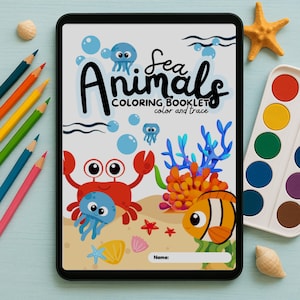 Könnte beinhalten: Ein digitales Tablet zeigt ein "Sea Animals Coloring Booklet" mit Cartoon-Meeresbewohnern. Das Cover zeigt eine rote Krabbe, eine blaue Qualle und einen orangefarbenen Fisch. Buntstifte, eine Wasserfarbpalette und Muscheln umgeben das Tablet.