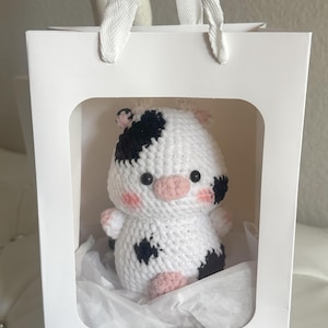 Handgemachtes gehäkeltes Kuh Plüschtier - Entzückendes Amigurumi Stofftier - Geburtstagsgeschenk - Geschenk für alle Gelegenheiten
