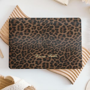 Custodia rigida protettiva in pelle con stampa leopardata per MacBook Air 15/13", MacBook Pro 16/15/14/13, Neo A18 2026, ideale come regalo per l'ufficio.