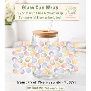 Puede incluir: Un envoltorio de lata de vidrio transparente con tapa de madera y pajita, decorado con huevos de Pascua de acuarela en colores pastel. El texto "Glass Can Wrap" y "Commercial License Included" son visibles. El envoltorio mide 24.77 cm x 16.51 cm.