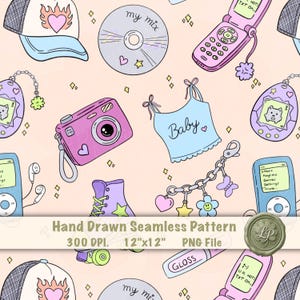 以下が含まれることがあります： 手描きのシームレスパターン。薄いピンク色の背景に、90年代をテーマにしたイラストが描かれています。ピンク色のカメラ、"Baby"の文字が入ったベビーブルーのタンクトップ、CD、フリップフォン、野球帽が含まれています。