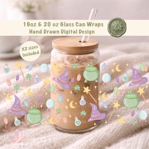 Könnte beinhalten: Ein Trinkglas mit Holzdeckel und Strohhalm, gefüllt mit einem Getränk. Das Glas ist mit skurrilen Illustrationen von Hexenhüten, Kesseln und Sternen verziert. Der Text auf dem Bild lautet "16oz & 20 oz Glass Can Wraps Hand Drawn Digital Design".