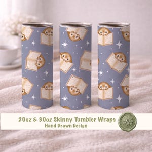 Pode incluir: Três copos finos com um padrão repetido de um ouriço-cacheiro lendo um livro e estrelas brancas em um fundo azul. O texto na imagem diz "20oz & 30oz Skinny Tumbler Wraps Hand Drawn Design."