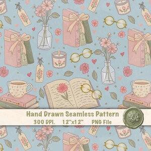 Puede incluir: Patrón sin costuras dibujado a mano sobre un fondo azul claro. El diseño presenta libros, flores en jarrones, gafas, tazas de té, velas y marcadores. El texto "Hand Drawn Seamless Pattern" es visible. El patrón mide 30.48cm x 30.48cm.