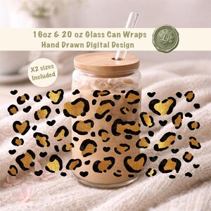 Könnte beinhalten: Glas-Can-Wrap mit Leopardenmuster, Holzdeckel und Strohhalm. Der Text lautet "16oz & 20 oz Glass Can Wraps Hand Drawn Digital Design". Zwei Größen enthalten. Fassungsvermögen ca. 473 bis 591 ml.