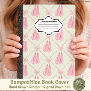 Può includere: Un quaderno con copertina verde chiaro caratterizzato da un motivo ripetuto di scarpette da danza rosa legate con nastri. Un'etichetta bianca con bordo nero è centrata sul davanti, contenente il testo COMPOSITION BOOK e tre righe.