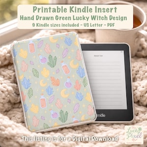Könnte beinhalten: Ein Kindle-E-Reader mit einer hellgrünen Hülle mit einem handgezeichneten Design aus Kristallen, Zaubertränken und Monden. Der Text auf der Hülle lautet "Printable Kindle Insert Hand Drawn Green Lucky Witch Design". Das Kindle liegt auf einer weichen, strukturierten Oberfläche.