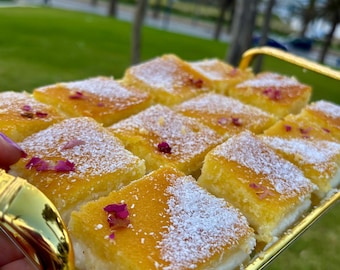 Receta de Basbousa: Pastel de sémola de Oriente Medio con crema de azahar (Descarga fácil)