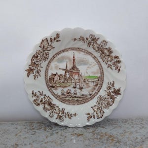 Piatti inglesi d'epoca. Piatti in ceramica decorati blu, marrone e verde. Piatti da collezione.