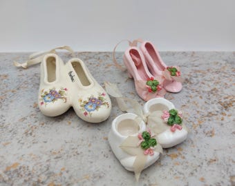 Un paio di scarpine decorative per neonati, un paio di scarpette in porcellana in miniatura, un mini regalo.