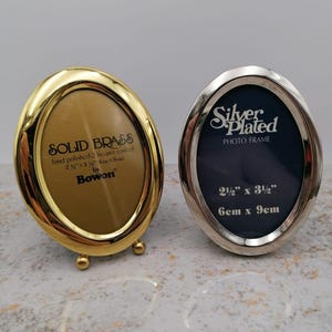 Small photo frame. Vintage oval small frame, Rare oval frame.