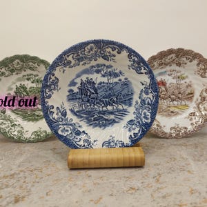 Platos ingleses antiguos. Transferencias en azul, marrón y verde. Platos coleccionables.