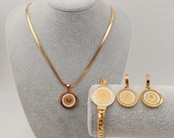 Conjunto de joyas bañadas en oro, collar, pulsera y pendientes.