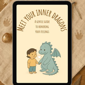 Op de afbeelding: Een digitale tablet met een boekomslag met een lichtblauwe draak en een kind dat een hart vasthoudt. De titel van het boek is "Meet Your Inner Dragons" met de ondertitel "A Gentle Guide to Honoring Your Feelings".