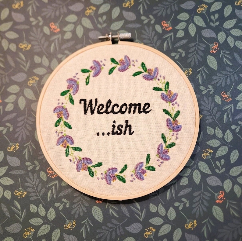 Willkommen...ish Stickerei Rahmen | Lustiges Willkommensschild | Eingangsbereich Dekor Bild 1