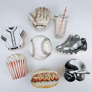 Puede incluir: Ilustraciones en acuarela de artículos con temática de béisbol, que incluyen una pelota de béisbol, un guante, una camiseta, tacos, un casco, palomitas de maíz, un perrito caliente y una bebida con pajita. Los artículos están dispuestos sobre un fondo blanco.