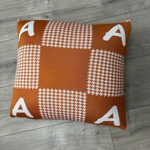 Cojín con monograma: decoración personalizada para el hogar, regalo de boda, regalo para la habitación de un bebé, regalo hecho a mano, regalo de aniversario, funda de cojín decorativa de punto.
