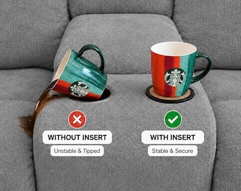 Op de afbeelding: Een grijze stoffen bank met een middenconsole met twee bekerhouders. Eén bekerhouder toont een omgevallen Starbucks-mok met een rood kruis en de tekst WITHOUT INSERT Unstable & Tipped. De andere toont een stabiele mok met een groen vinkje en de tekst WITH INSERT Stable & Secure.